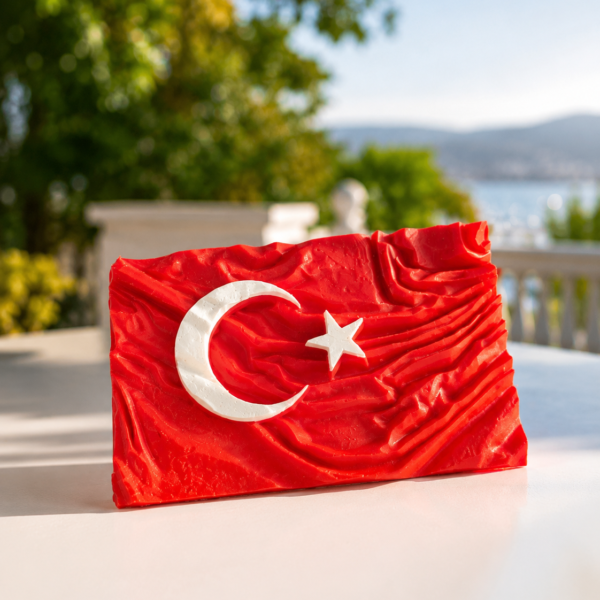 Kırmızı zemin üzerinde beyaz ay-yıldız kabartmalı Türk bayrağı rölyef