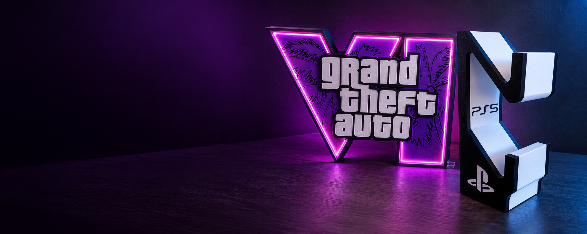 Mor neon oyun dekoru ve siyah beyaz PS5 çiftli kontrolcü standı