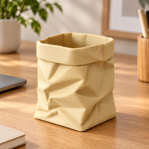 3D Baskı Kâğıt Poşet Tasarımlı Kalemlik – Krem Renkli Dekoratif Masaüstü Organizer ve Kalem Tutucu